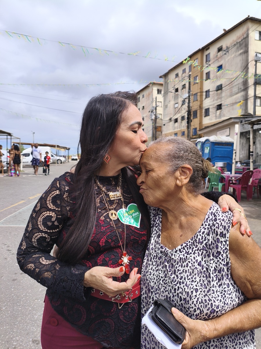 Moema Gramacho abraçando apoiadora